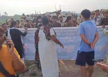 গুৱাহাটীৰ শিলসাঁকোত উচ্ছেদৰ বিৰুদ্ধে মহিলাৰ উলংগ প্ৰতিবাদ
