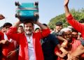 গাত ৰঙা কামিজ, হাতত ‘বেজ’, দিল্লীৰ ৰাজপথত ছুটকেছ লৈ ‘কুলী’ ৰাহুল