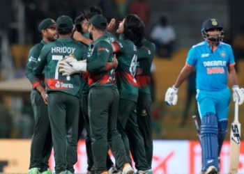 বাংলাদেশক সহজভাৱে লৈ ৰণত পৰিল ভাৰত! অথলে গ’ল গীল, অক্ষৰৰ যুঁজ; নিয়মৰক্ষাৰ মেচত ৬ ৰাণত পৰাস্ত