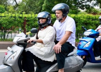 যুৱতীৰ স্কুটীৰ পিছত উঠি ক’ত ঘূৰি ফুৰিছে ৰাহুল গান্ধী? ভাইৰেল ভিডিঅ’ক লৈ কৌতুহল তুংগত!