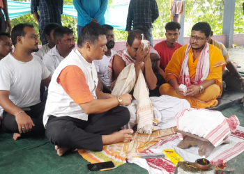 এঘাৰ দিনৰ দিনা অ আৰ এছ, আপেল খুৱাই মানৱ অধিকাৰ কৰ্মী ডঃ দিব্যজ্যোতি শইকীয়াই সাময়িক ভাৱে ভংগ কৰালে ক’ভিড চাফাই কৰ্মীৰ অনশন