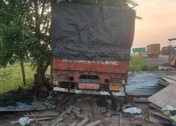 মৰ্মান্তিক! দ্ৰুতবেগী ট্ৰাকে মহতিয়াই নিলে পথৰ দাঁতিত শুই থকা শ্ৰমিকক, মৃত্যু ৫ জনৰ
