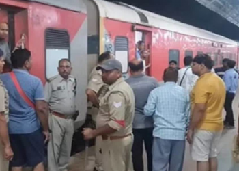 ৰে’লৰ এ চি ডবাত মহিলা যাত্ৰীৰ ওপৰত প্ৰস্ৰাৱ কৰিলে সুৰাপায়ী যুৱকে
