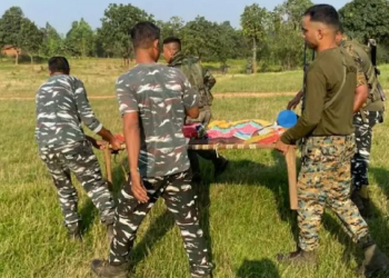 ৫ কিলোমিটাৰ কান্ধত কঢ়িয়াই আনি সেনা জোৱানে প্ৰাণ ৰক্ষা কৰিলে গুলীবিদ্ধ মাওবাদীৰ