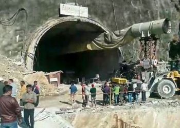 উত্তৰকাশীৰ নিৰ্মীয়মান সুৰংগৰ ভিতৰত ২৪ ঘন্টা ধৰি আৱদ্ধ ৪০ৰো অধিক শ্ৰমিক; উদ্ধাৰ অভিষান অব্যাহত