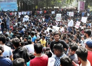 নগ্ন কৰি ভিডিঅ’ৰেকৰ্ড! IIT-BHU কেম্পাছত অকথ্য নিৰ্যাতনৰ বলি ছাত্ৰী; প্ৰতিবাদত বহিল শিক্ষাৰ্থী