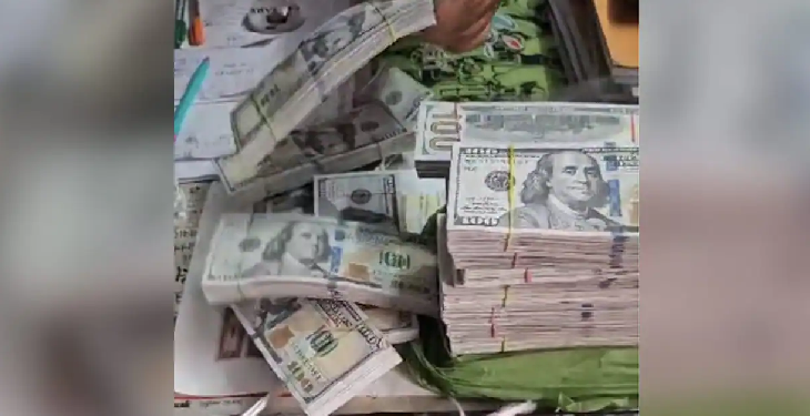 ragpicker found 23 bundles of US dollars