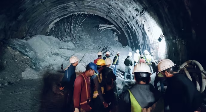 Labourer trapped inside tunnel