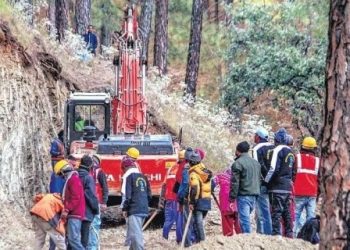 উত্তৰকাশীৰ প্ৰতিবাদথলীৰ পৰা মোডীক প্ৰশ্ন ‘চন্দ্ৰত গৈ কি হ’ব?’ সুৰংগৰ পৰা শীঘ্ৰে উদ্ধাৰ কৰক শ্ৰমিকক