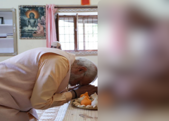 পৰাজয়ৰ ভয়ে কঁপাইছে নেকি ৫৬ ইঞ্চিৰ বুকু! নিৰ্বাচনৰ আগে আগে নঙঠা ফকীৰৰ চৰণেই আশ্ৰয় প্ৰধানমন্ত্ৰীৰ?