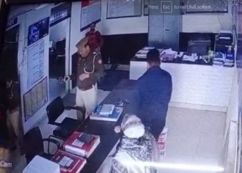 ক’তো নিৰাপদ নহয়! পাছপ’ৰ্টৰ বাবে থানালৈ যোৱা মহিলা মূৰত গুলী; ‘ভুল কৰি’ গুলী চলোৱা আৰক্ষী বিষয়া পলাতক!