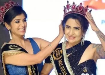 অপৰূপ ৰূপ ৰূপিকাৰ! ৫৫ বছৰ বয়সত `মিচেছ ইণ্ডিয়া ৱান ইন এ মিলিয়ন’ৰ খিতাপ জয় জম্মু সুন্দৰীৰ