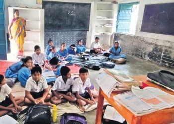 মোডীৰ গুজৰাটত শিক্ষাৰ পয়ালগা অৱস্থা; ৩৪১ খন প্ৰাথমিক বিদ্যালয়ত মাত্ৰ এটা শ্ৰেণীকোঠা!