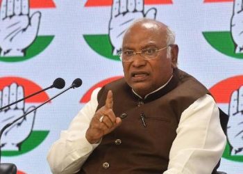 বিজেপিৰ সংবিধান সলনি বা পুনৰ্লিখনৰ যিকোনো প্ৰচেষ্টাই উত্তাল পৰিস্থিতিৰ সৃষ্টি কৰিব: মল্লিকাৰ্জুন খাৰ্গে