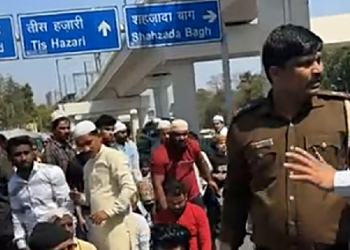 Delhi cop seen kicking Muslim men
