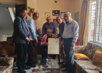 প্ৰবীণ আমোলা যতীন হাজৰিকাক সম্বৰ্ধনা জনালে প্ৰকাশনগোষ্ঠী অম্বেষাই