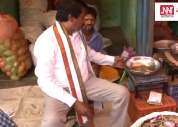অসাধাৰণ! পাচলি বিক্ৰেতাৰ ৰূপত অকলে প্ৰচাৰ চলাইছে পদ্মশ্ৰীপ্ৰাপকে