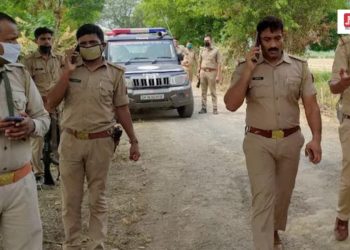 এটা ফ্ৰকক লৈ বিক্ৰেতাৰ সৈতে দ্বন্দ্ব!৫০টকাৰ বাবে দোকানীৰ আঙুলি কামুৰিলে ক্ৰেতাই