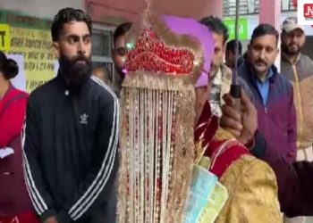 মণ্ডপত অপেক্ষা কৰি থাকিল কইনাই; সাজি-কাচি দৰা পালেগৈ ভোটিং কেন্দ্ৰ