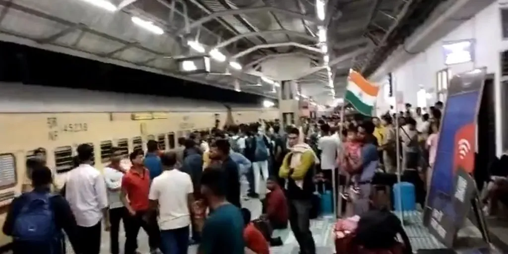 ৰে’ল বাতিলৰ ফলত আবদ্ধ কৰিমগঞ্জৰ শতাধিক ভোটাৰ; ভোটদানৰ পৰাও বঞ্চিত