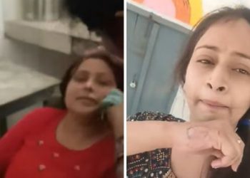 স্কুলত বহি ফেচিয়েলত ব্যস্ত প্ৰধান শিক্ষয়ত্ৰী; কামুৰি তেজ উলিয়াই দিলে ফটো তোলা সহপাঠী শিক্ষয়ত্ৰীৰ