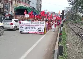 চাহ শ্ৰমিকক প্ৰতাৰণা কৰা বিজেপিক ভোট দিয়া নহ’ব : তিনচুকীয়াত শ শ চাহ শ্রমিকৰ প্ৰতিবাদ