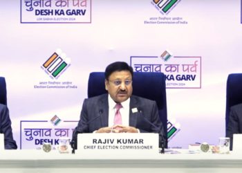নিৰ্বাচন আয়োগৰ নিৰপেক্ষতাক লৈ উদ্বিগ্ন দেশৰ ৰাজনৈতিক বিশ্লেষকসকল; ক’লে- বিপদত দেশৰ গণতন্ত্ৰ