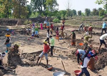 দুবছৰত মনৰেগাৰ পৰা নাম কৰ্তন হ’ল ৮কোটি শ্ৰমিকৰ; প্ৰেক্ষাপটত বাজেট কৰ্তনৰ প্ৰসংগও