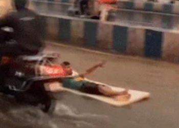 পুনেত ব্যক্তিৰ আজৱ কাণ্ড; মেট্ৰেছৰ ওপৰত শুই ৰাজপথত জলকেলি নাগৰিকৰ