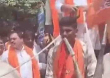 কৰ্ণাটকত পেট্ৰল-ডিজেলৰ মূল্যবৃদ্ধিৰ বিৰুদ্ধে অনুষ্ঠিত প্ৰতিবাদী সভাত বিজেপি নেতাৰ মৃত্যু