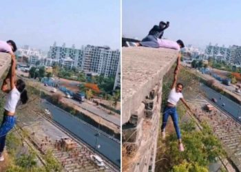 ৰীল বনাবলৈ গৈ অট্টালিকাৰ পৰা ওলমিল কিশোৰী! গ্ৰেপ্তাৰৰ দাবী নেটিজেনৰ