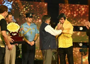অসমৰ প্ৰসিদ্ধ কণ্ঠশিল্পী দ্বীপেন বৰুৱালৈ ‘ৰঙালী’ৰ মঞ্চত জীৱনজোৰা সাধনা বঁটা