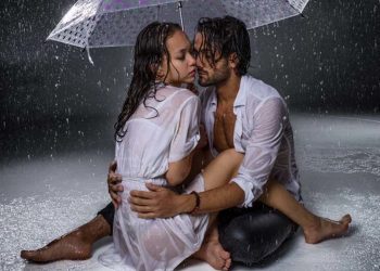 ৰাতি যদি নামি আহে এজাক বৰষুণ, যদি ৰোমান্টিক হৈ উঠে মন : কিদৰে ৰমণীয় কৰি তুলিব সেই বিশেষ মুহূৰ্ত?