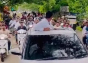 জেলৰ পৰা মুকলি হোৱাৰ ফূৰ্তিত গেংষ্টাৰৰ ৰেলী! পুনৰ কাৰাগাৰলৈ নিক্ষেপ