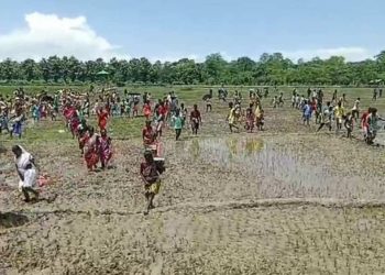 কাজিৰঙাৰ ইংলে পথাৰত থলুৱা শ্ৰমিক পৰিয়াল আৰু ছাত্ৰ নেতাৰ ওপৰত বৰ্বৰ হৈ উঠিল অসম আৰক্ষী; ভূমিৰ অধিকাৰৰ দাবী কৰা প্ৰতিবাদকাৰীক নিৰ্মম লাঠিচাৰ্জ