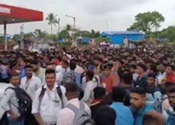 মুম্বাই বিমানবন্দৰত অপ্ৰীতিকৰ পৰিস্থিতি; ১৮০০টা খালী পদৰ বাবে ১৫ হাজাৰ লোক উপস্থিত