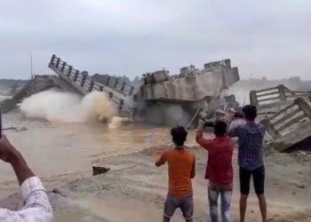 ১৭ দিনত ১২খন দলং! বিহাৰ চৰকাৰত জোকাৰণি; ১৫ জন চৰকাৰী অভিযন্তাক নিলম্বন, দুটা প্ৰতিষ্ঠানক শ্ব’ কজ