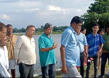 বংকোৱালৰ চিগা মথাউৰি পৰিদৰ্শন বিধায়ক মনোৰঞ্জন তালুকদাৰ আৰু CPI(M)ৰ ৰাজ্যিক সম্পাদক সুপ্ৰকাশ তালুকদাৰৰ; মনোৰঞ্জন তালুকদাৰৰ আশ্বাসক তাৎক্ষণিক আদৰণি জীপালৰ