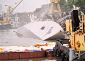 আই এন এছ ব্ৰহ্মপুত্ৰত অগ্নিকাণ্ড! ভীষণ ক্ষতিগ্ৰস্ত, সন্ধানহীন নাৱিক, তদন্তৰ নিৰ্দেশ নৌসেনাৰ