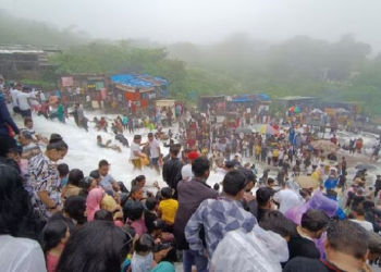বন্ধত ফুৰিবলৈ গৈ কৰুণ পৰিণতি! লোনাভালা জলপ্ৰপাতত উটি গ’ল একেটা পৰিয়ালৰে ৫ সদস্য