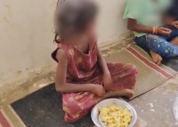 মধ্যাহ্ন ভোজনৰ নামত ভাত আৰু হালধি! ভোকৰ বাবেই এসপ্তাহ ধৰি এনেদৰে খাদ্য গ্ৰহণ শিক্ষাৰ্থীৰ