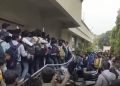 নিবনুৱা সমস্যাৰ ভয়াৱহ ৰূপ! গুজৰাটত চাকৰিৰ সাক্ষাৎকাৰত একাধিক লোকৰ ভিৰ, পদপিষ্ট হৈ আঘাতপ্ৰাপ্ত একাংশ