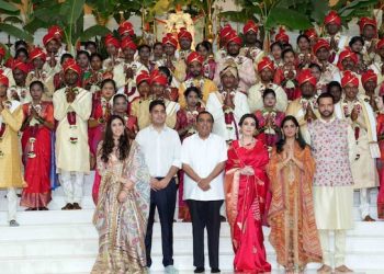 অনন্ত-ৰাধিকাৰ বিয়াৰ পূর্বে আম্বানী পৰিয়ালে ৫০হাল দম্পতীৰ বাবে আয়োজন কৰিলে সামূহিক বিবাহ; উপহাৰত সোণৰ অলংকাৰ,১ লাখৰ স্ত্ৰীধন