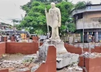 জাতিৰ পিতাক অপমান! ক্লক টাৱাৰ নিৰ্মাণৰ বাবে ভাঙি পেলোৱা হ’ল গান্ধীৰ প্ৰতিমূৰ্তি