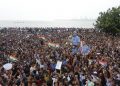 অভূতপূৰ্ব! মুম্বাইৰ সমুদ্ৰৰ পাৰত জনসমুদ্ৰ,বিশ্বকাপজয়ী দলক চাবলৈ হেতাওপৰা ক্ৰীড়াপ্ৰেমীৰ
