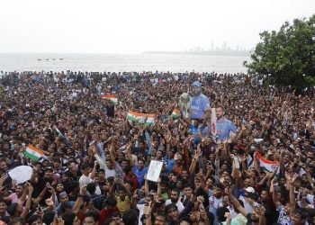 অভূতপূৰ্ব! মুম্বাইৰ সমুদ্ৰৰ পাৰত জনসমুদ্ৰ,বিশ্বকাপজয়ী দলক চাবলৈ হেতাওপৰা ক্ৰীড়াপ্ৰেমীৰ