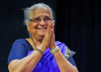 অসাধাৰণ ব্যক্তিত্বৰ সাধাৰণ জীৱন! ৩০ বছৰ ধৰি কোনো শাড়ী ক্ৰয় কৰা নাই কোটিপতি সুধা মূৰ্তিয়ে