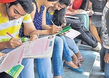 এইবাৰ আকৌ কাপোৰত লাগিল কৰ্তৃপক্ষ : মুম্বাইৰ মহাবিদ্যালয়ত নিষিদ্ধ ৰা হৈছে জিন্স আৰু টি-চাৰ্ট