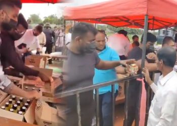 বিজেপিৰ কৰ্মকাণ্ড : দলৰ সভাত আৰক্ষীৰ উপস্থিতিত মুকলিকৈ বিতৰণ কৰিলে সুৰাৰ বটল