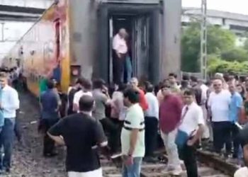 গুজৰাটত দ্বিখণ্ডিত মুম্বাই অভিমুখী এক্সপ্ৰেছ! স্বাধীনতা দিৱসতো ৰে’ল দুৰ্যোগৰ পৰা হাত সাৰি নগ’ল দেশ